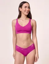 Bralette de microfibra color fucsia, con diseño sin aro, pads removibles, tiras regulables y espalda en U.
