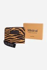 Billetera Mistral con estampado animal print de tigre en tonos naranja y negro. Tiene cierre perimetral, tirador con cinta con logo Mistral y porta tarjetas en la parte trasera.