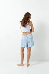 Short de pijama a rayas verticales rojas y blancas, con cintura elástica.