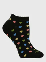 Calcetín corto de algodón color negro con estampado de corazones pequeños en colores variados y puño suave.