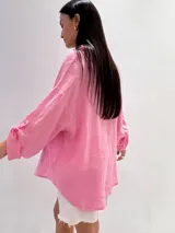 Camisa negra de manga larga con cuello clásico y cierre frontal con botones.