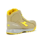 Bota de seguridad Diadora modelo Glove MDS Mid, color beige con detalles en amarillo vibrante. Presenta cordones amarillos, suela con tecnología de amortiguación y refuerzo en la puntera. Diseño robusto con logo de la marca en el lateral.