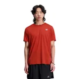Remera deportiva New Balance Accelerate para hombre, color ladrillo, de manga corta y cuello redondo. Confeccionada en tejido de poliéster reciclado con tecnología NB DRYx para absorción de la humedad y detalles reflectantes.