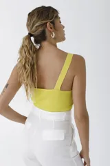 Crop top tejido de punto con escote cuadrado y breteles anchos, de corte ajustado al cuerpo.