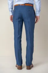 Pantalón de lino azul, de corte clásico y recto, con bolsillos laterales y trabillas para cinturón.