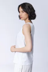 Musculosa blanca de corte recto y escote bote.