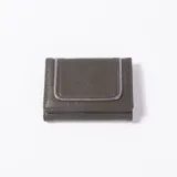 Billetera pequeña verde militar de cuero sintético, de diseño rectangular con solapa frontal y ribete metalizado.