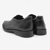 Zapato de vestir tipo mocasín para hombre, color negro, con diseño de costuras reforzadas en el empeine y paneles elásticos laterales para mayor comodidad.