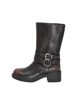 Botas de media caña de cuero sintético en color marrón oscuro con efecto avejentado, tacón ancho y suela flatform. Cuentan con cierre lateral interno y tiras decorativas con hebilla metálica y argolla en el tobillo.
