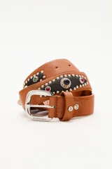Cinturón de cuero vacuno color suela con hebilla metálica plateada grabada. Presenta apliques de cuero negro con tachas metálicas y piedras decorativas de colores.