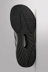 Zapatilla de running para asfalto con parte superior de tejido de punto transpirable y refuerzos Shield Protect Max en puntera y talón. Cuenta con suela de TPU con tecnología Bright Foam para absorción de impacto, estabilidad y rebote, ajuste por cordones y tirador posterior.