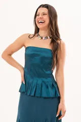 Top strapless de tafeta color verde oscuro con recortes verticales y tablas en la parte inferior.