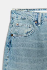 Jeans de mujer color beige claro, tiro medio, estilo balloon baggy con pierna ancha y largo completo. Presenta costuras visibles y un lavado que le da un aspecto desgastado.