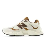 Championes New Balance modelo 9060, de estilo chunky, en combinación de tonos beige, blanco y marrón. Confeccionados con paneles de malla, gamuza y detalles de cuero, incorporan la icónica "N" en los laterales y una suela esculpida de gran volumen.