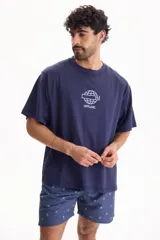 Remera azul marino de manga corta, con corte semi boxy y estampado frontal en color blanco que incluye un globo terráqueo y la palabra 'OFFLINE.'