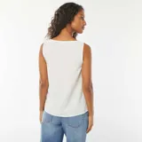 Blusa blanca sin mangas con escote en V y detalle de encaje en el borde.
