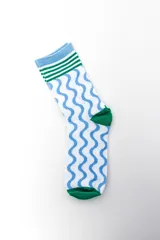 Pack de dos pares de medias crew de algodón con diseños estampados, combinando un par liso en color celeste y otro con patrón de ondas y detalles en verde o rosado.