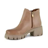 Bota corta color beige con elásticos laterales, taco cuadrado y suela track.