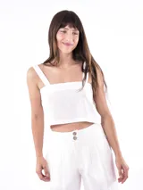 Top corto color blanco roto, de tejido con textura, con tirantes anchos y escote cuadrado.