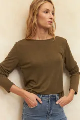 Remera negra de algodón, de manga larga y cuello bote.