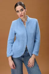 Blazer de tejido suave con acabado ligeramente afelpado, en color celeste. Presenta un diseño minimalista de corte entallado, cuello elevado y cierre frontal oculto.