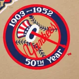 Remera de manga corta color beige, con cuello redondo y el logo de los New York Yankees bordado en el pecho.