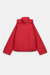 Cazadora roja de cuello subido con capucha y manga larga, bolsillos delanteros y cierre frontal cruzado con botones a presión dorados.
