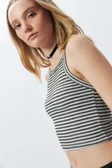 Top sin mangas a rayas horizontales blancas y negras.