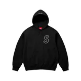 Hoodie negro de algodón con capucha, bolsillo tipo canguro y logo "S" bordado en el pecho.