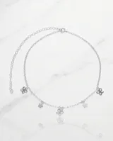 Gargantilla de plata 925 con cadena fina y múltiples dijes colgantes en forma de flor de cuatro pétalos.