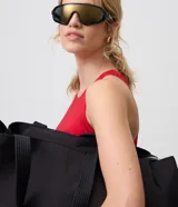 Cartera tipo shopper Satinato color negro, de diseño amplio con laterales expandibles, asas de cinta reforzada, cierre superior y bolsillos con cierre.