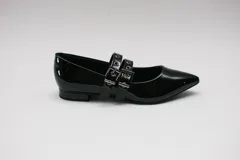 Chatitas rojas de charol con punta fina y dos tiras sobre el empeine con ojales metálicos y hebillas doradas.