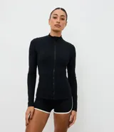 Campera deportiva de microfibra negra de la marca Get Over, con diseño ajustado, cuello alto, mangas largas, cierre frontal y bolsillos funcionales.