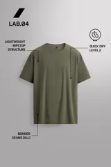Camiseta de entrenamiento de corte relajado, confeccionada en tejido técnico ligero y elástico con textura microperforada. Presenta cuello redondo, manga corta y costuras termofijadas.