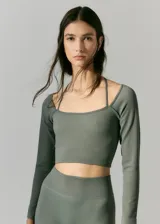 Top deportivo manga larga color verde oliva, de tejido morley sin costuras.
