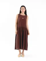 Vestido largo sin mangas, de corte amplio y relajado, con estampa a cuadros, escote redondo y falda fruncida. Cuenta con detalles de costura a contratono en las sisas y logo frontal.