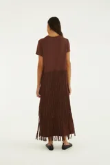 Vestido largo marrón de algodón con estampa frontal inspirada en Río de Janeiro que incluye un tucán y la inscripción 'Carioca', manga corta y falda larga adornada con múltiples niveles de flecos.