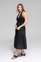 Vestido midi negro con escote halter y cuerpo superior tejido con diseño calado.