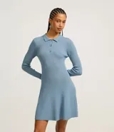 Vestido corto de corte evasé confeccionado en tejido de punto, con cuello polo, cierre frontal con botones y mangas largas.