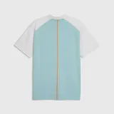 Camiseta deportiva PUMA de McLaren Racing, con diseño en celeste y blanco, cuello en V y detalles en naranja. Presenta el logo de PUMA, el emblema de la escudería y el patrocinio principal en el frente.