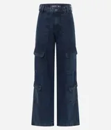 Pantalón wide leg de jean azul oscuro con bolsillos carpintero y cargo.