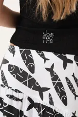 Falda larga blanca con estampado de peces negros.