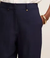 Pantalón recto de cintura alta confeccionado en viscosa, de color azul marino, con trabillas en la cintura y frisos delanteros de la marca Marfinno.
