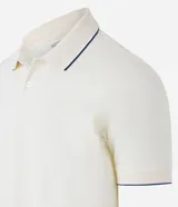 Polo de manga corta marca Marfinno, confeccionada en tejido de algodón con textura tipo waffle. Presenta cuello solapa con detalle de línea en contraste y cierre frontal con botones.