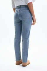 Pantalón de jean recto color azul claro, con lavado medio y tiro medio.