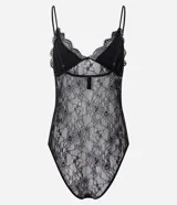 Body de encaje negro con transparencias, escote en V profundo y breteles finos ajustables. Cuenta con copas integradas y cierre inferior.