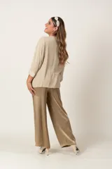 Túnica color naranja con cuello en V, mangas 3/4 y lazo para atar en la parte delantera.