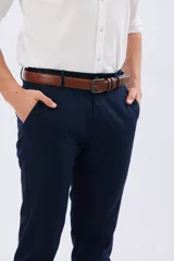 Pantalón clásico azul marino de lino y algodón, con bolsillos laterales y presillas para cinturón.