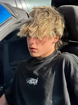 Remera celeste con estampado blanco en la espalda que dice "Ibiza Island", "Ittai", "Designed in Ibiza" y "SS26 Ibiza Ags".