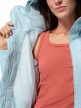 Campera impermeable Columbia modelo Hikebound II, color celeste, con capucha ajustable, cierre frontal con solapa, bolsillos con cremallera y puños ajustables.